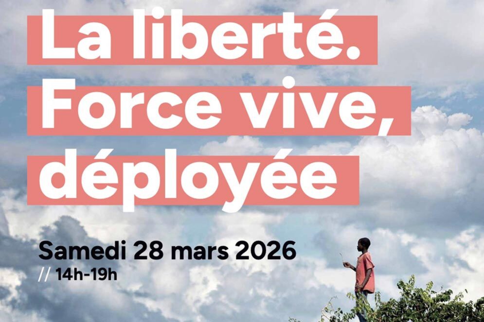 affiche du printemps des poètes 2026 ou le slogan "La liberté, force vive déployée" est inscrit. Un jeune garçon se tient en haut d'un arbre.