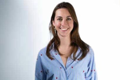 Portait de Lea Millet Nabet. Elle porte une chemise bleue. - Agrandir l'image, fenêtre modale