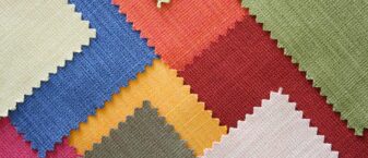 des morceaux de tissus servant à choisir une couleur de textile.