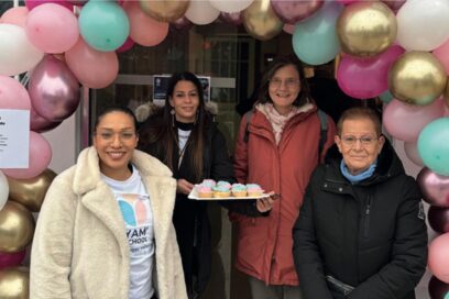 Quatre femmes d'ages différents se tiennent autour de macarons. Autour d'elle, il y a une arche de ballons. - Agrandir l'image, fenêtre modale