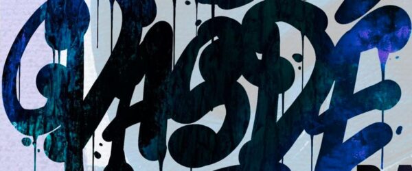 Illustration de style graffiti avec des formes abstraites et fluides en bleu et noir, évoquant des lettres entrelacées. Des coulures de peinture donnent un effet urbain et artistique sur fond clair.