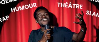 Un jeune homme souriant se produit sur scène. un rideau rouge est derrière lui. Il est entouré des mots "poésie", "chanson", "danse", "humour", "théâtre", "slam", "rap"
