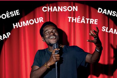 Un jeune homme souriant se produit sur scène. un rideau rouge est derrière lui. Il est entouré des mots "poésie", "chanson", "danse", "humour", "théâtre", "slam", "rap" - Agrandir l'image, fenêtre modale