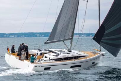 Un voilier en mer avec un équipage à son bord. - Agrandir l'image, fenêtre modale