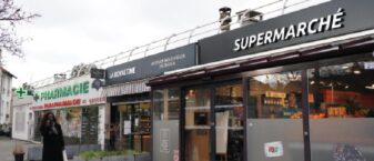 photo des commerces de la rue Pierre Brossolette à Châtillon, une pharmacie, une boulangerie et un supermarché