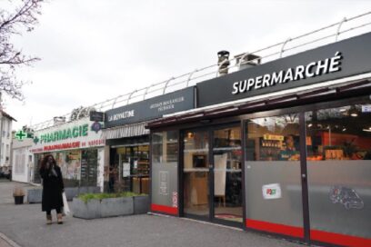 photo des commerces de la rue Pierre Brossolette à Châtillon, une pharmacie, une boulangerie et un supermarché - Agrandir l'image, fenêtre modale