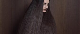 Autoportrait de la photographe isabelle chapuis, couverte de ses cheveux.