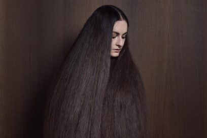 Autoportrait de la photographe isabelle chapuis, couverte de ses cheveux. - Agrandir l'image, fenêtre modale