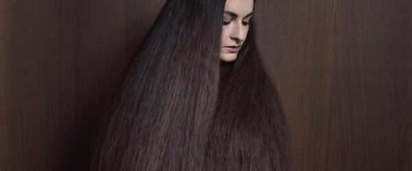 Autoportrait de la photographe isabelle chapuis, couverte de ses cheveux.