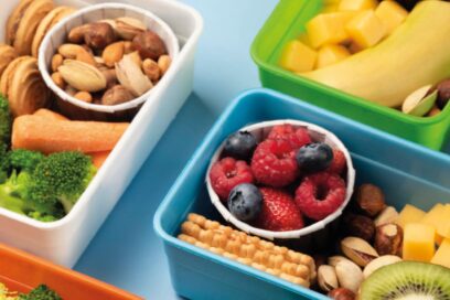 Nourriture équilibré : il y a un bol avec des fruit rouge, autour des céréales et des graines - Agrandir l'image, fenêtre modale