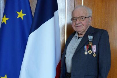 Roger Angles, un résistant de Châtillon, pose devant le drapeau français avec ses médailles militaires. - Agrandir l'image, fenêtre modale