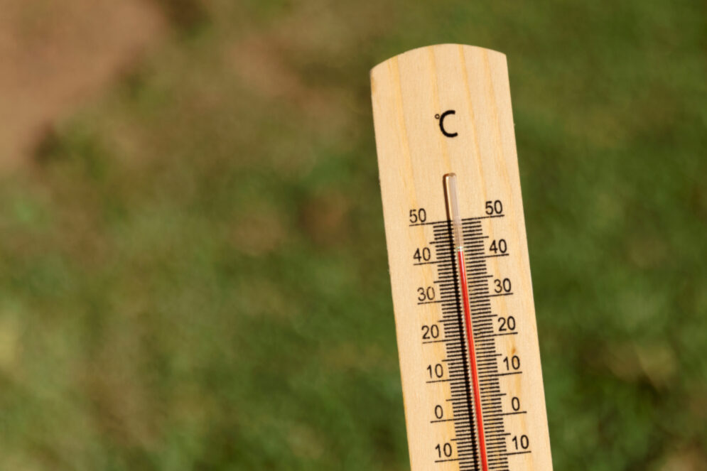 Thermomètre indiquant une température élevée en extérieur, illustrant un épisode de fortes chaleurs ou de canicule.