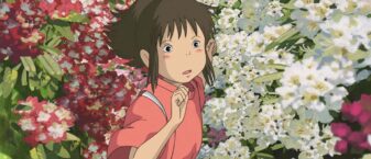 image extraite du film "le voyage de Chihiro". L personnage principal court au milieu d'un long couloir de fleurs