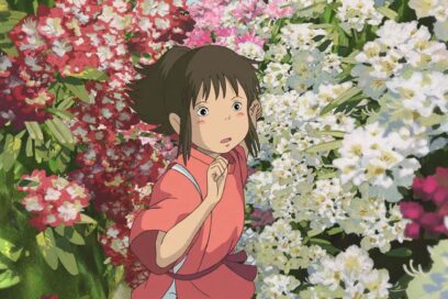 image extraite du film "le voyage de Chihiro". L personnage principal court au milieu d'un long couloir de fleurs - Agrandir l'image, fenêtre modale