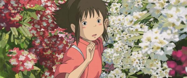 image extraite du film "le voyage de Chihiro". L personnage principal court au milieu d'un long couloir de fleurs
