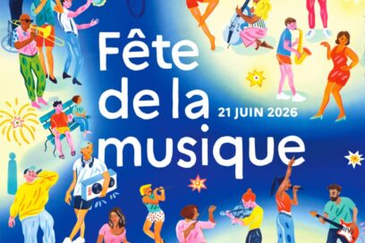 Affiche colorée de la Fête de la musique 2026 avec le texte « Fête de la musique – 21 juin 2026 » sur fond bleu. Autour du titre, plusieurs personnages illustrés chantent, dansent et jouent de la musique dans une ambiance festive et estivale. - Agrandir l'image, fenêtre modale