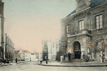 ue ancienne du centre de Châtillon. Au premier plan, une rue pavée avec deux réverbères mène à l’hôtel de ville. Plusieurs habitants, dont des enfants, se tiennent devant le bâtiment municipal et le long de la rue. L’image, colorisée et légèrement patinée par le temps, témoigne de l’ambiance et de l’architecture de la ville d’autrefois. - Agrandir l'image, fenêtre modale