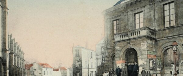 ue ancienne du centre de Châtillon. Au premier plan, une rue pavée avec deux réverbères mène à l’hôtel de ville. Plusieurs habitants, dont des enfants, se tiennent devant le bâtiment municipal et le long de la rue. L’image, colorisée et légèrement patinée par le temps, témoigne de l’ambiance et de l’architecture de la ville d’autrefois.