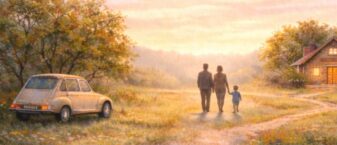 Une famille composée de deux adultes et d’un enfant marche main dans la main dans un pré fleuri au coucher du soleil. À gauche, une petite voiture ancienne est stationnée près d’arbres. À droite, une maison de campagne éclairée se dresse au bord d’un chemin de terre. La scène, aux teintes chaudes et douces, évoque un moment paisible et familial en milieu rural.