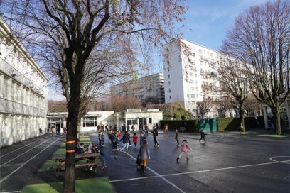 vue de l'école joliot curie par la cour. Les enfants joue, les batiments autour sont blanc. - Agrandir l'image, fenêtre modale