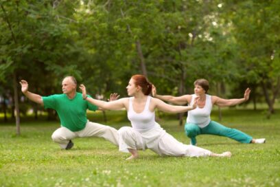 Trois personne pratiquent le tai chi dans un parc - Agrandir l'image, fenêtre modale