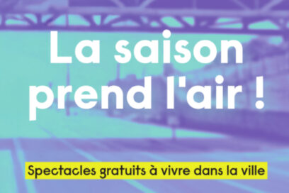 Affiche de saison culturelle avec le slogan « La saison prend l’air ! » en grandes lettres blanches sur un fond flouté aux teintes bleues et violettes évoquant un espace de spectacle. En bas de l’image, un bandeau jaune indique : « Spectacles gratuits à vivre dans la ville ». - Agrandir l'image, fenêtre modale