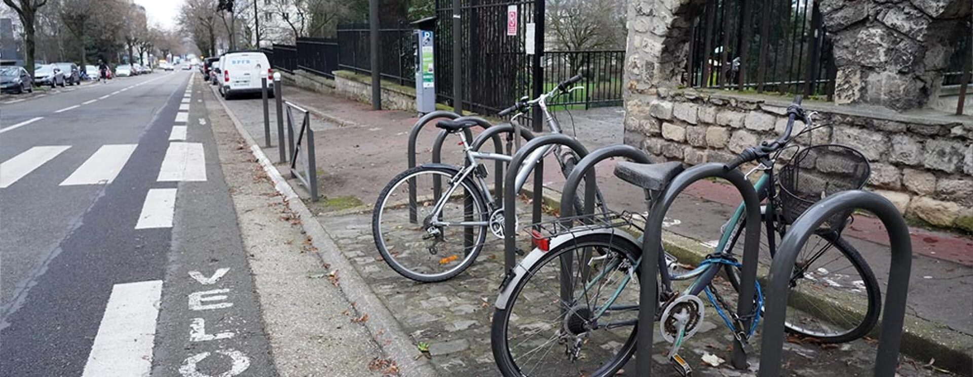 Deux vélos accrochés sur des arches à vélos, avenue de la République à Châtillon.