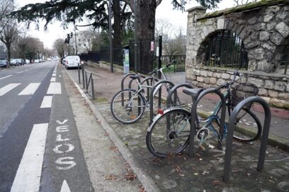 Deux vélos accrochés sur des arches à vélos, avenue de la République à Châtillon. - Agrandir l'image, fenêtre modale