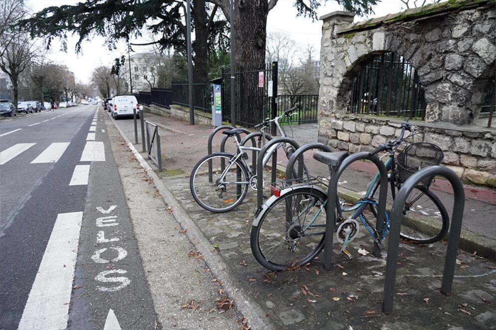 Deux vélos accrochés sur des arches à vélos, avenue de la République à Châtillon.