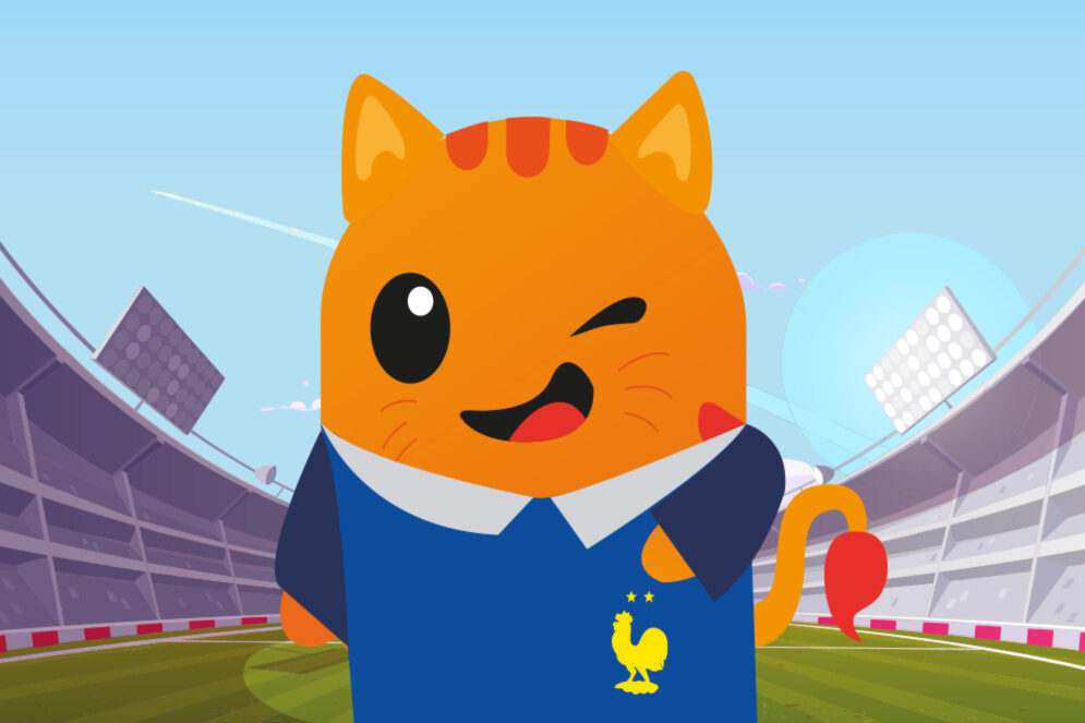Illustration de Tillon, la mascotte de Châtillon, portant un maillot bleu de l’équipe de France dans un stade de football.