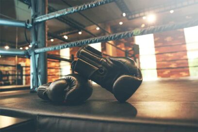 Gants de boxe noirs posés sur un ring de boxe - Agrandir l'image, fenêtre modale