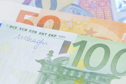 detail dd'un billet de 100, sur un billet de 50 et de 20€ - Agrandir l'image, fenêtre modale
