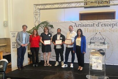 photo de Aurélien Pruvost (Le Bistro'N'home et Le Bistr'O'Crêpe) Yann Bernard (Étincelle de Gourmandise) Catherine Fouvry Leblois (Catef Sculpture), artiste sculptrice, trois artisans de Châtillon ont reçu le label Artisan du Tourisme. - Agrandir l'image, fenêtre modale