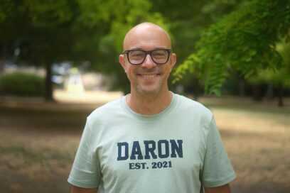 portrait du comédien Pierrot, portant un t-shirt "daron" - Agrandir l'image, fenêtre modale