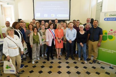 phtoto de la remise du prix éco-label. Le 12 juin, la Ville de Châtillon, en partenariat avec la Chambre de Commerce et d'Industrie (CCI) des Hauts-de-Seine, a remis les labels Éco-défis. la maire est au milieu des lauréats. - Agrandir l'image, fenêtre modale