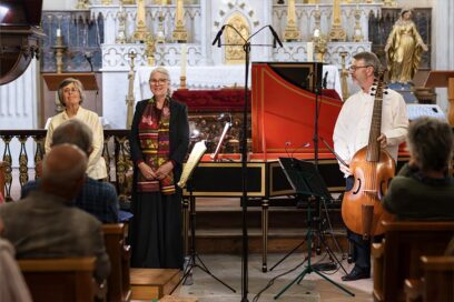 chanteurs et musiciens dans un coeur d'église - Agrandir l'image, fenêtre modale