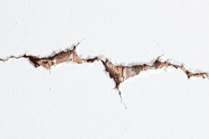 fissure horizontale sur un mur blanc - Agrandir l'image, fenêtre modale