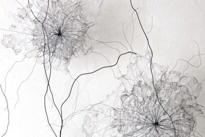 detail d'une oeuvre de frédéric gourdon, représentant des formes évoquant des fleurs, noires sur fond blanc. - Agrandir l'image, fenêtre modale