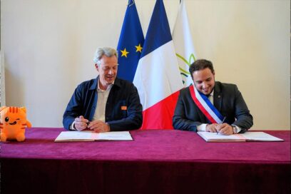 Signature de la convention par Lounes Adjroud, adjoint à la Maire et conseiller départemental, et Laurent Dalibon, directeur régional Nord–Île-de- France de Citeo. Grâce à cette convention, la Ville bénéficiera d’une subvention de 120 000 ! par an pendant trois ans. - Agrandir l'image, fenêtre modale