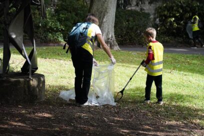 deux personnes ramassent des déchets dans le parc henri matisse - Agrandir l'image, fenêtre modale