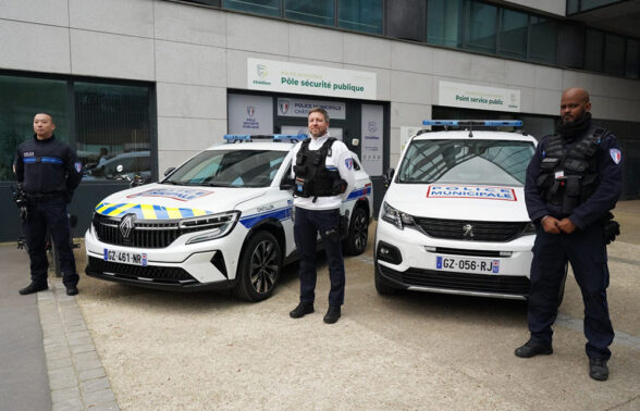 Trois agents de la Police municipale de Châtillon autour de deux voitures, devant le poste annexe au métro Châtillon-Montrouge. - Agrandir l'image, fenêtre modale