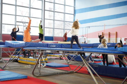 Un cour de trampoline à l'École des sports - Agrandir l'image, fenêtre modale