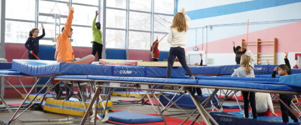 Un cour de trampoline à l'École des sports