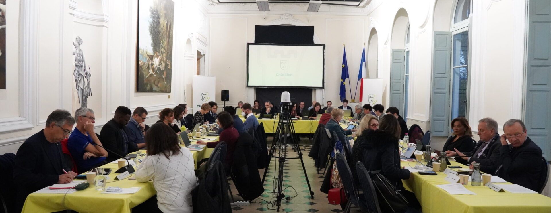 Les élus châtillonnais dans la salle de la folie desmares lors du conseil municipal
