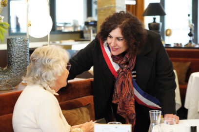 Madame la Maire, Nadège Azzaz, qui parle avec une habitante. - Agrandir l'image, fenêtre modale