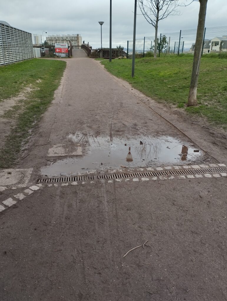 Passage Malraux avec eau stagnante.  - Agrandir l'image, fenêtre modale