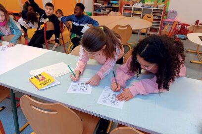 Enfants châtillonnais notant les ouvrages du prix unicef - Agrandir l'image, fenêtre modale