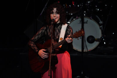 Chanteuse sur scène finale tremplin jeunes talents 2024 - Agrandir l'image 7 sur 13, fenêtre modale