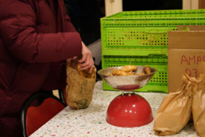 Adhérente aux radis actifs faisant sa pesée de légumes - Agrandir l'image, fenêtre modale