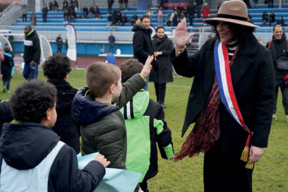 Madame la Maire avec des petits châtillonnais au stade guy môquet - Agrandir l'image, fenêtre modale